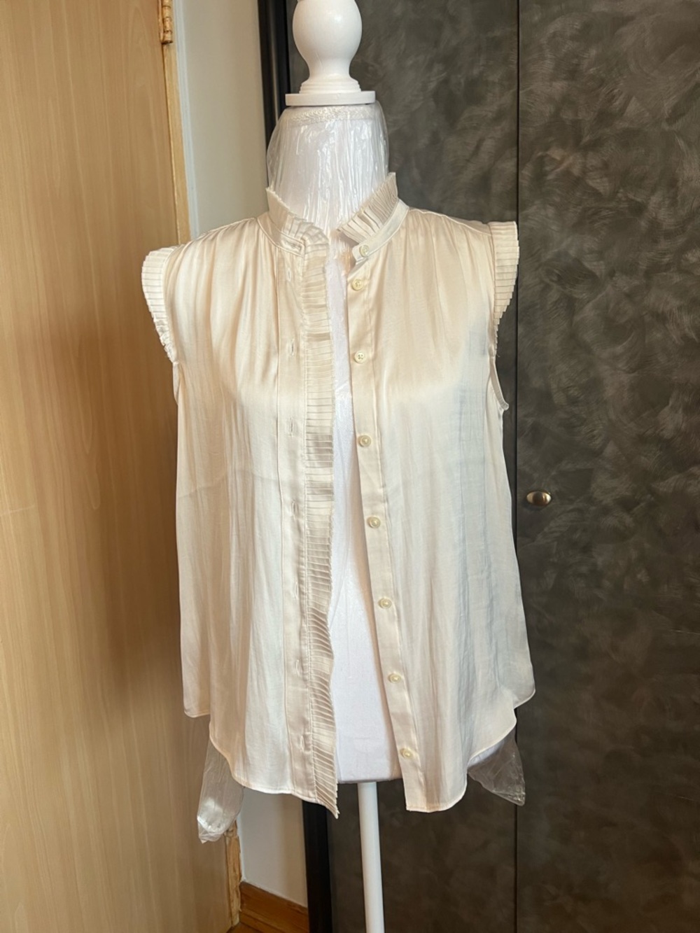 Banana Republic Sleeveless Ruffled Collar Cream Button-Down Blouse